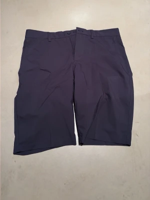 Shorts J.Lindeberg - Marinblå golf shorts ifrån J.Lindeberg. Bra skick. 