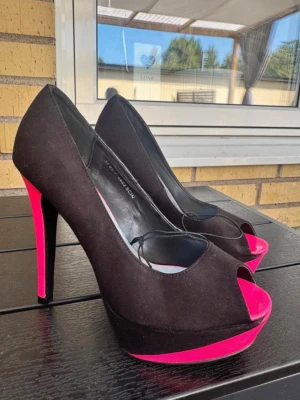 Neon rosa klackar - Supersnygga klackskor med neon rosa färg detalj Storlek 37 Ny utan prislapp 13 cm hög klack