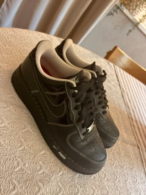 AF1 - Säljer nu mina airforce 1 limited edition. Köpte skorna för 1300 kr, skorna har stigit och just nu kostar dom mellan 1900-2300kr Storlek 42,5 Använda 2 gånger, hör av er vid minsta lilla fråga 