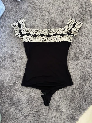 Intimissimi body - Säljer min intimissimi body! Stolek S men passar mig som bär xs. Liten defekt på baksidan vid broderingen som ni kan se på bild 3!