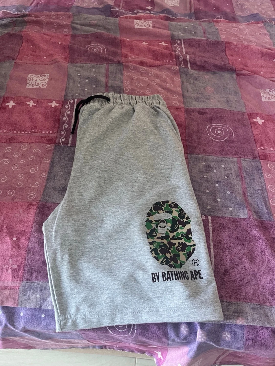 Grå shorts med camo-tryck från BAPE - 1