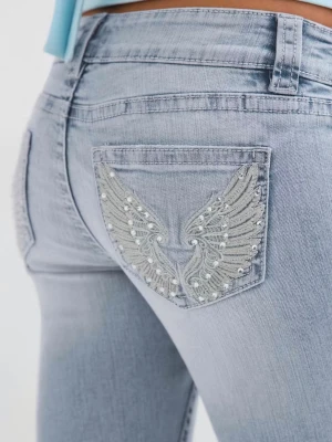 Ljusblå jeans - Säljer ett par ljusblå jeans från Gina tricot 14+, jeansen har fina detaljer både på ben och fickor och är aldrig använda därav inga hål eller märken storlek L