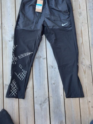 Nike byxor  - Säljer dessa sjukt snygga Nike byxor i storlek medium men sitter som xs-s har tre fickor på baksidan skriv om ni är intresserad av att köpa 