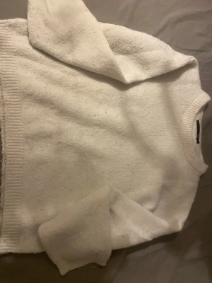 Stickad tröja  - Jätte söt vit stickat tröja perfekt nu till vinter. Den har knottror men man får nog räkna med det.