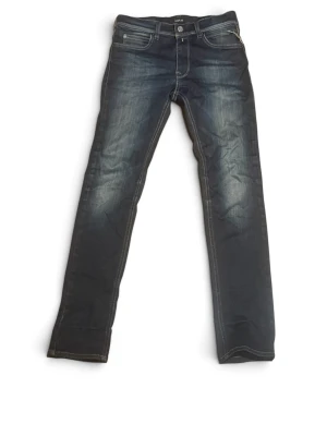 Replay jeans - Snygga stilrena replay jeans i storlek 152. Riktigt schyssta till varje outfit. Jeansen är otroligt sköna eftersom modellen är hyperflex. Passformen är superslim.  