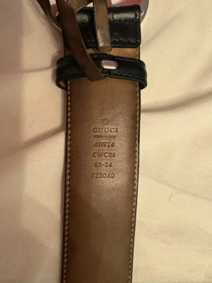 Gucci bälte läder - Snyggt svart skärp i skinn med präglat GG-mönster och stort silverfärgat GG-spänne. Skärpet är i storlek 85 och har klassisk design som passar till många outfits. ÄKTA!! 