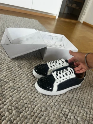 Svarta Loubs med spikar  - Tja! Säljer dessa svarta loubs med spikar. oanvända och säljs riktigt billigt 