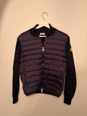 Mörkblå cardigan ifrån Moncler - Tjena! Vi Säljer nu denna sjukt feta Moncler cardigan i storlek xs! Den är nästan helt ny. Tyvärr inget kvitto men självklart äkta! Hör av er vid funderingar eller frågor!