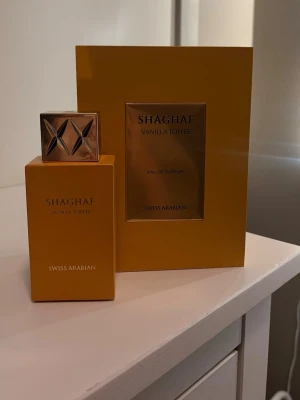 Shaghaf Vanilla Toffee Eau de Parfum - Shaghaf Vanilla Toffee Eau de Parfum från Swiss Arabian | Noter: 🍬 Toppnoter: Smörig toffee, arabiskt kaffe. 🥧 Hjärtnoter: Valnötsbakverk, dadelmjölk, vanilj, kardemumma. 🤎 Basnoter: Madagaskar vaniljkaviar, farinsocker, bensoin, tonkaböna, mysk och tränoter. Säljer pga att jag inte egentligen gillar gourmand, mysiga, söta dofter men ville prova. Och det var inte min grej bara. Jag har använt max 5-10 sprut bara för att lukta på den