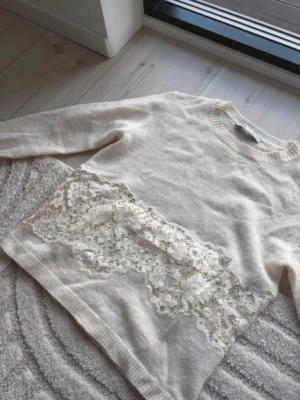 Populär Zara tröja  - Säljer denna populära Zara tröja med spets, använd två gånger. Kom med bud gärna!