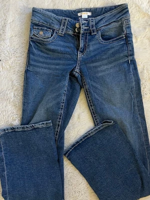 Lågmidjade bootcut jeans  - Helt nya jeans från Gina, aldrig använda så säljer nu ist. Sitter superfint på! Bra på mig som är 164 för referens 