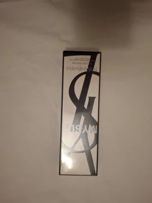 Yves Saint Laurent parfym MYSLF - Snygg parfym från Yves Saint Laurent, MYSLF, i en rektangulär förpackning med svart och vit design samt stor YSL-logga på framsidan. Förpackningen är av kartong och har en modern, stilren look som känns lyxig.     !oöpnnad!