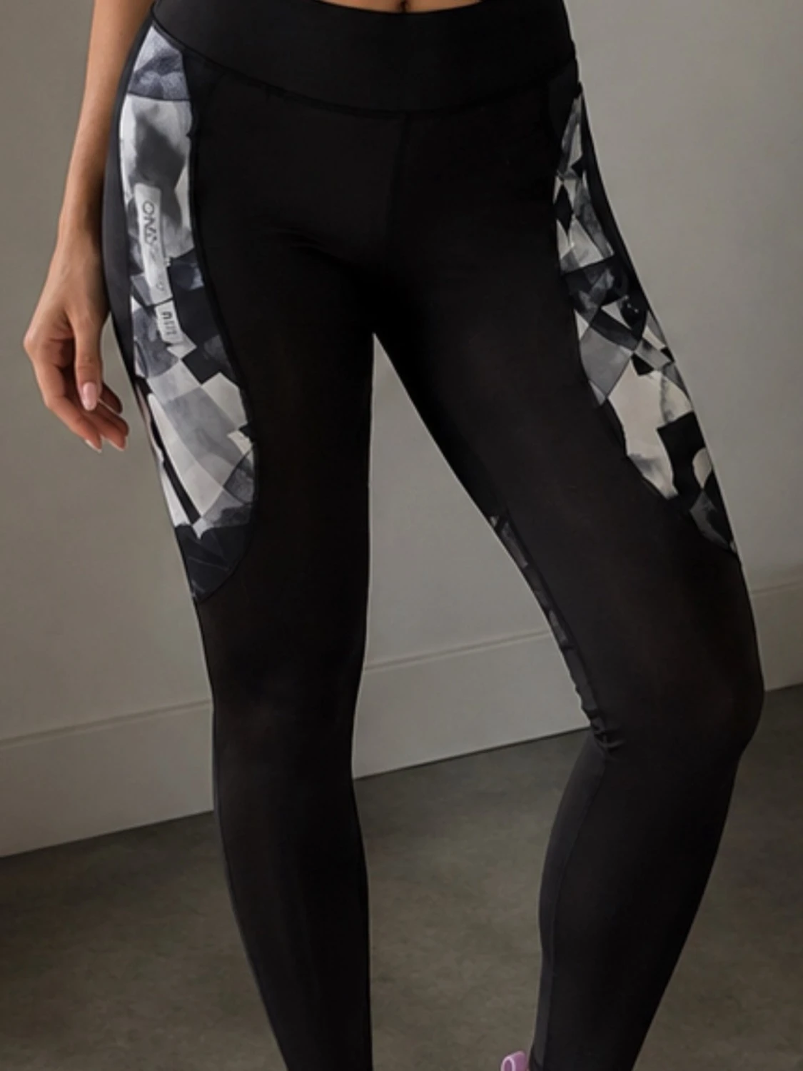 Svarta leggings med mönstrade paneler strl M