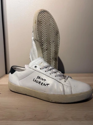 Saint Laurent skor - Tja säljer dessa saint Laurent court classic skor i storlek 41, hör bara av er om ni har någon fråga🤝