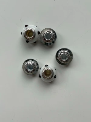 Pandora pärlor i svartvitt glas - Fem snygga Pandora pärlor i vitt glas med svarta prickar och silverfärgade detaljer. Perfekta att använda till armband för att skapa en personlig stil. Pärlorna har Pandoras logga ingraverad på metallringen.😊220kr styck 