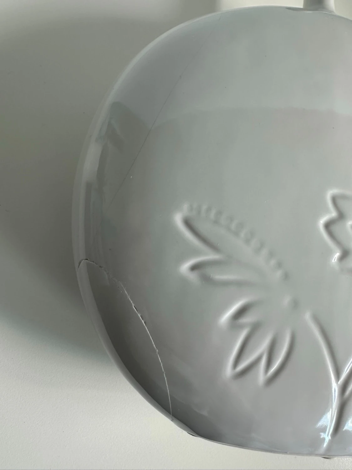 Vit dekorativ keramikvas med blomrelief - 6