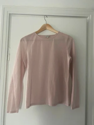 Genomskinlig guess topp💗 - Så fin rosa färg, lite glittrig ! Passar även s