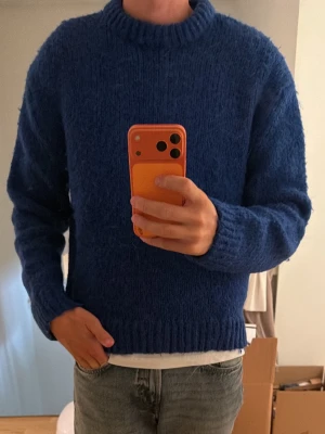 Stickad Crewneck  - Kan vara den fetaste stickade tröjan jag äger, köptes i london för nått år sedan på en vintage butik och finns därför ingen tag i tröjan så märke vet jag tyvärr inte. Storleken är medium men sitter såhär på mig som ofta bär large vanligtvis. 