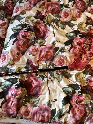 Innebandyklubbor från Oxdog - Två innebandyklubbor från Oxdog, en med ljusblått blad och en med vinrött blad. Den vinröda är 96 cm och den blåa är 100 cm. Man får med 3 blad 2 vita från unihoc och ett rosa blad från oxdog. Man får även med en väska att bevara klubborna i. Och sen får man även med en linda då klubborna inte är jätte bra lindade. 