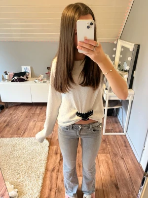 Grå bootcut jeans från gina stl.164 - Säljer dessa grå bootcut jeans från gina med en snygg ficka. Mycket tydliga tecken på andvändning men syns inte lika mycket med dom på💓