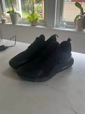 Nike 270 svart - Nike 270s, säljs då jag inte använt dom på flera år och dom bara tar plats (storlek 41) dom är använda ena skon har tappat lite luft men inget slm påverkar användning fortfarande lika sköna 