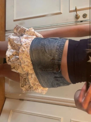 Minikjol med volang - Jätte söt lite kjol som inte använts många gånger den är i storlek 160 men skulle säga att den mer passar nån som är xxs-xs!❤️ 