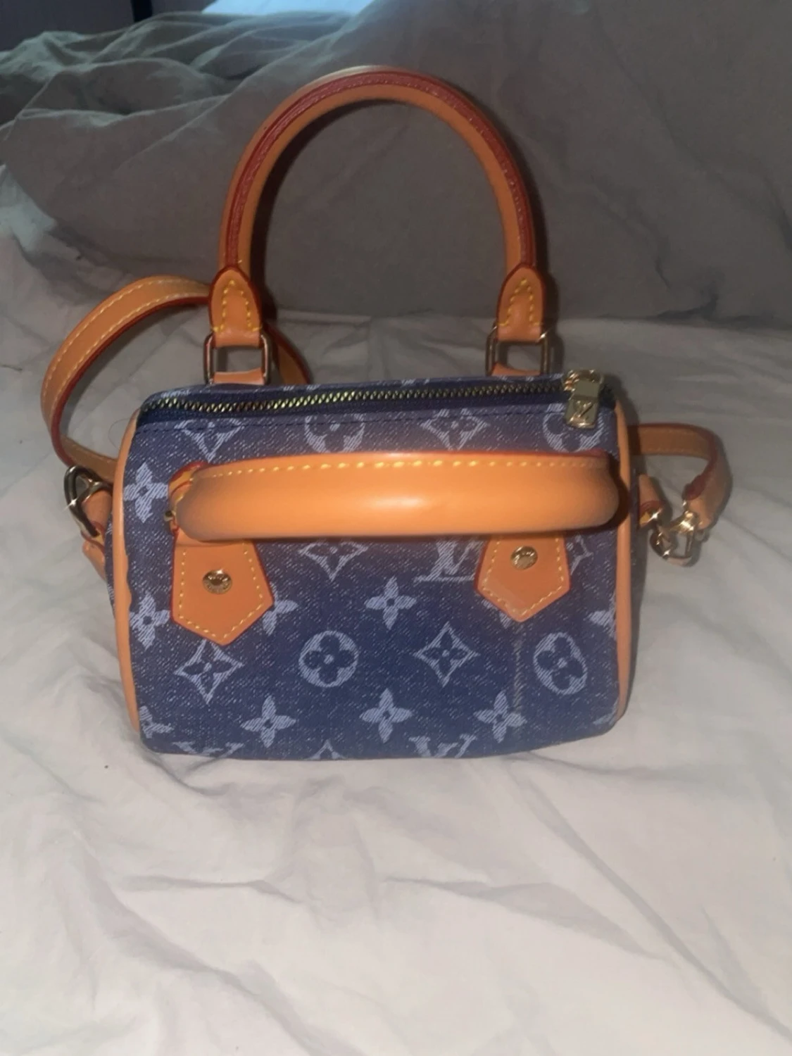 Blå monogram handväska i denim - 2
