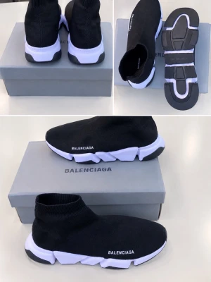 Speed Trainer sneakers svart/vit - Säljer ett par  Speed Trainer sneakers i svart med vit och svart chunky sula. Stickad ovandel i syntetmaterial som sitter som en strumpa på foten. -logga på sidan och bak på hälen. Supersnygga och trendiga sneakers!