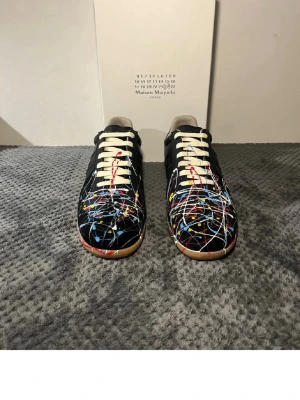 SÖKER SVARTA GATS MED SAMMA SPLATTER SOM BILEN❗️ - Söker 43/44 under 2000kr