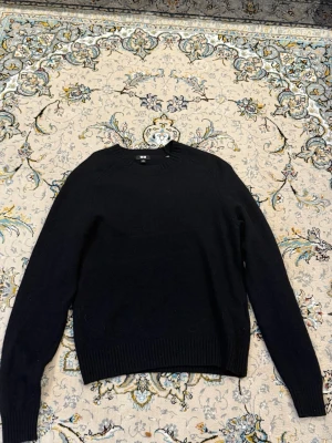 Navy blå stickad tröja unisex från uniqlo - Kolla sista bilden för den enda defekten, annars är den helt perfekt, storlek S men passar XS bättre 