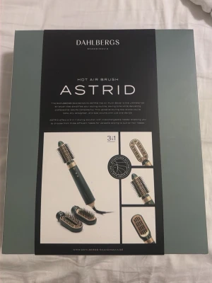 Dahlbergs Astrid Hot Air Brush 3-i-1 - Dahlbergs Astrid Hot Air Brush är ett 3-i-1 stylingverktyg med utbytbara borsthuvuden. Perfekt för att föna, styla och skapa volym. Borsten är svart och guld med borst i syntetmaterial och har en elegant, modern design.