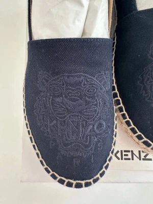 Kenzo Espadrilles - Beställde ett par kenzo espadrilles för länge sedan, och de passade inte mig. Är en storlek 38 men dessa är små i passform så de passade ändå inte. Aldrig gått ut med dem. Mycket bra skick. Kommer med låda o allt vill ba bli av med dem.