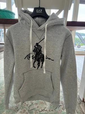 Grå hoodie från polo raulph lauren - Snygg grå hoodie från polo raulph lauren inte använd så mycket 
