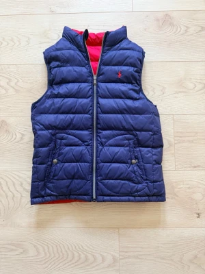 Ralph Lauren väst - Säljer denna sjukt snygga Ralph Lauren västen i inprincip nytt skick. Säljer denna därför att den är för liten för mig. Hör av er vid fler frågor!