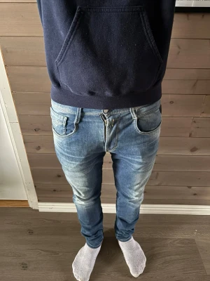 Replay anbass - Säljer nu dessa Replay Anbass Jeans, W31 o L30, skriv för fler bilder/frågor. Billigare vid snabbaffär // Milton