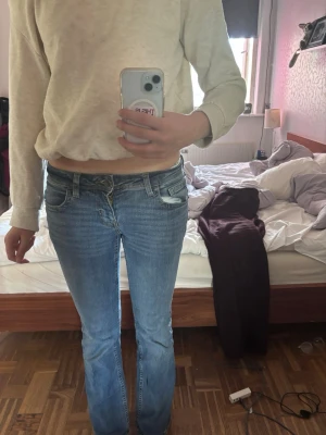 Lågmidjade bootcut jeans - Snygga fickor på baksidan, säljer då de är för små. 