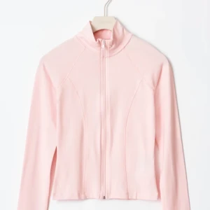 Soft touch zip jacket - Säljer denna ljusrosa zip tröjan från Gina tricot. säljer då den inte kommer till användning🩷storlek M men den är ganska liten i storleken skulle jag säga, så passar även S. skriv gärna för frågor och egna bilder🩷
