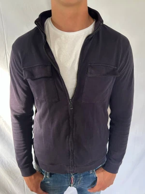 Massimo dutti tröja  - Säljer denna tvärfeta tröja/jacka ifrån märket Massimo dutti. Modellen är ca 180cm lång och väger 73 kg. Tveka inte på att kontakta mig vid minsta fundering 🙌