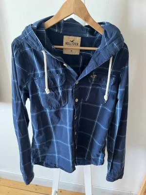 Hollister overshirt  - Sjukt snygg unik overshirt med knappar och huva från Hollister. Storlek M. Kan passa S. Mycket bra skick. Skriv vid eventuella funderingar😁  Fraktar inom 1-2 dagar