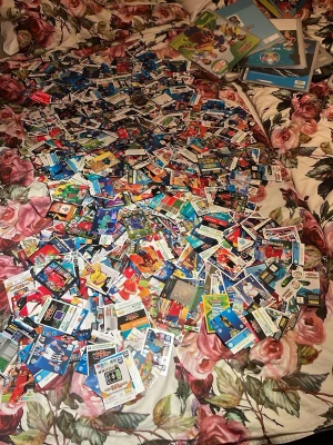 Stor samling fotbollskort - Säljer en stor samling fotbollskort. Vet inte hur många kort det är men skulle gissa på över 5000 iallafall. På bild 2 ser ni mina favoritkort. Och på bild 3 är det 13 pärmar att bevara korten i. Det finns kort från mellan ungefär 2012-2026 finns många bra kort i högen också. De på bild 2 är bara mina favoriter inte bara dem bästa. Dem flesta korten är i bra skick men vissa har vikts lite och liknande. Det är fler kort i högen än vad det ser ut som.