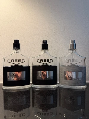 Creed flaskor - tomma - Säljer dessa tre st Creeds. 2 Aventus och en Aventus Cologne. Doften går fortfarande att känna mycket tydligt från sprayern även om de är tomma. Levereras utan korkar. Flaskornas skick är mycket bra och fungerar utmärkt som display. Säljer alla tre mycket förmånligt, endast 195kr för alla! 