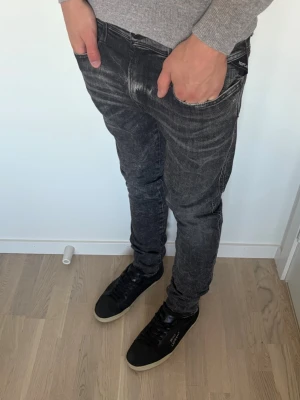 Replay jeans - Replay jeans | Modell: Anbass | Storlek 31/34 | Bra skick | Modellen på bilden är 185