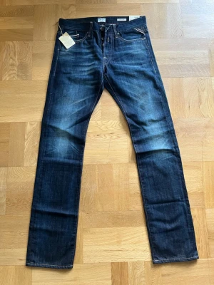 Mörkblå raka jeans från Replay - Mörkblå jeans från replay med passformen waiton samt storlek W30 L34. Hör av dig kring minsta fundering!