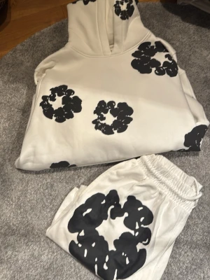 Denim tears vit  - Vitt denim tears set, storlek M, väldigt bekvämt på kvällen eller bara en chill outfit. Hör av er vid frågor! Går även att köpa separat 