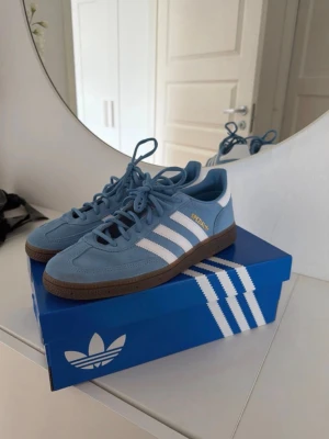Adidas handball spezial blå - Hej! Säljer ett par helt nya adidas skor som endast är testade en gång ute för trodde dom skulle passa bra men aa de gjekde ej så kan ej man tillbaka men köpta på unisport 