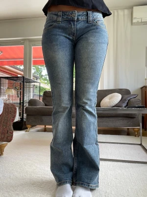 Lowwaist bootcut jeans - Ett par blå lowwaist bootcut jeans med klassisk femficksdesign. Köpta för 440 kr från Brandy Melville. 