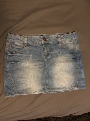 Blå kort jeanskjol  - Blå kort low waist  jeanskjol från Only. Storlek 40.