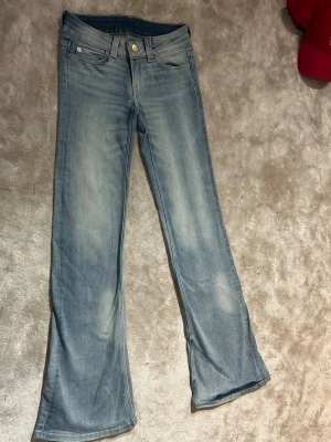 Ljusblå bootcut jeans med slitningar - Säljer ett par ljusblå jeans från cheap monday, helt perfekt skick och inga slitningar. De är i storlek 25/32. De är tvättade och skickas direkt efter beställning💞 Priset kan diskuteras💞
