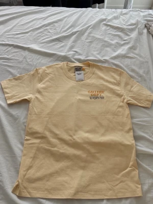 Tshirt  - Säljer åt en vän, storlek M men passar L alltså stor i storleken, priset kan diskuteras kom privat för frågor och bilder.