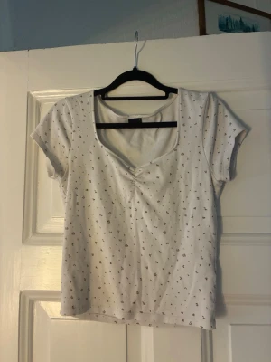 Vit topp  - Söt vit topp från Gina Tricot med små diskreta blommor. Aldrig använd. Passar S-L